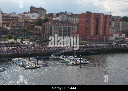 Una folla di gente che sul lungomare si sono riuniti per guardare la partenza della prima nave da crociera a Avila Spagna Foto Stock