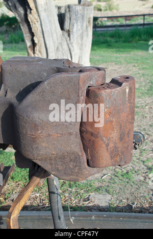 Un accoppiamento arrugginito poggia folle su un vecchio vagone ferroviario. Foto Stock