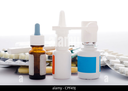 Materiali di consumo medicali, gocce nasali, spray nasale, spray orali, pillole, capsule e compresse. Isolato su sfondo bianco. Foto Stock