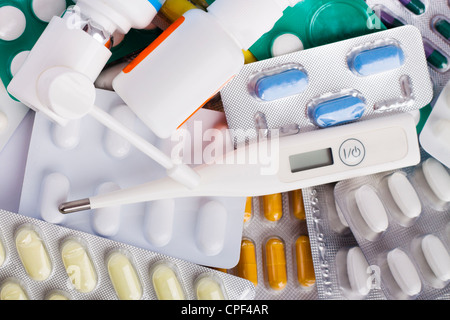 Close up di forniture mediche, pillole, compresse, capsule e termometro. Foto Stock