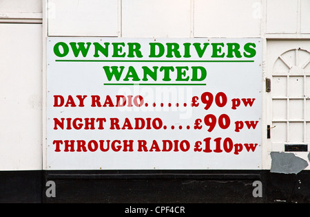 Noleggio privato taxi driver proprietario ha voluto firmare, Irlam, Greater Manchester, Inghilterra, Regno Unito Foto Stock