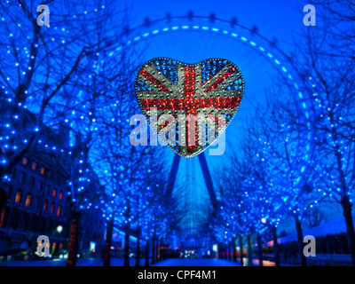 Cuore a forma di riflesso scintillante inglese britannico Union Jack Flag con The London Eye di notte Westminster London UK Foto Stock