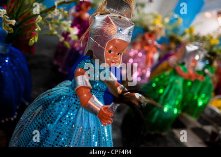 Bambole religiose di plastica viste nel tempio prima della processione rituale in onore di Yemanjá ad Amoreiras, Bahia, Brasile. Foto Stock