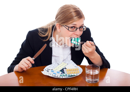 Donna di mangiare la droga, compresse e pillole, isolato su sfondo bianco. Foto Stock