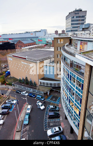 Il BBC Television Centre, Shepherds Bush, White City, Londra, guardando in giù su studio TC1 con il Westfield Shopping al di là. JMH6018 Foto Stock