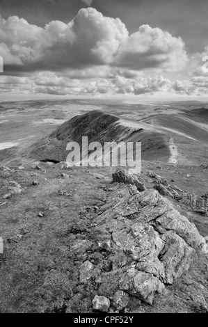 Drammatica nuvole sopra il luccio marrone nel Lake District inglese Foto Stock