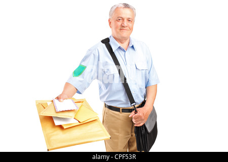 Un sorridente postino consegna la posta isolata contro uno sfondo bianco Foto Stock