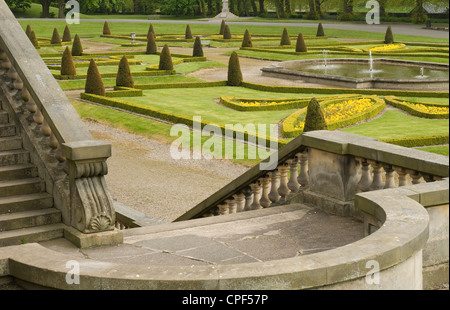 Giardini formali a Bowes Museum di Barnard Castle, nella contea di Durham Foto Stock