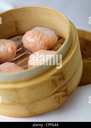 Har Gow, o gamberetti gnocco, uno dei piatti più popolari in cinese Dim Sum. Foto Stock