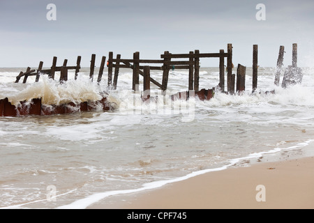 Rotto le difese di mare sulla spiaggia di happisburgh in Norfolk Inghilterra Foto Stock