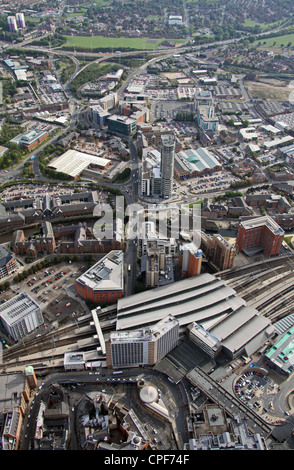 Vista aerea della stazione di Leeds City guardando a sud verso la M1 M621 interscambio autostradale giunzione 3 Foto Stock