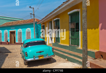 Trinidad Cuba con blue classico 1950 Chevrolet auto sulle strade di ciottoli in una colorata vecchia città coloniale di edifici Foto Stock