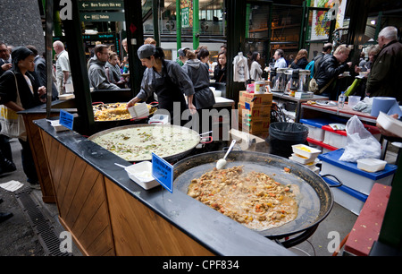 La paella stallo a Borough Market, London, England, Regno Unito Foto Stock