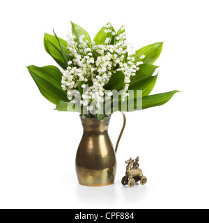 Il vecchio cooper brocca con Lilly fiori su sfondo bianco Foto Stock