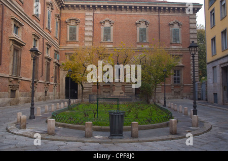 Piazzetta di Brera square con la statua di artista Francesco Hayez nel quartiere Brera di Milano centrale e la regione Lombardia Italia Europa Foto Stock
