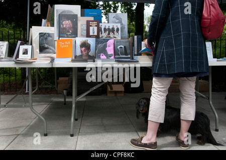 Goldsmith fila Hackney. Domenica mattina il mercato librario. Donna con bassotto guardando libri Foto Stock