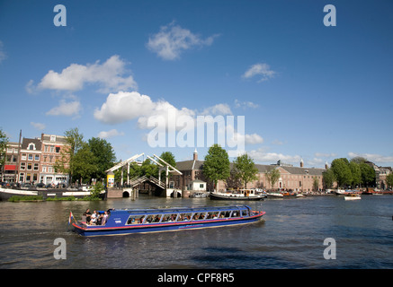 Paesi Bassi. Amsterdam. La barca turistica sul fiume Amstel. Foto Stock