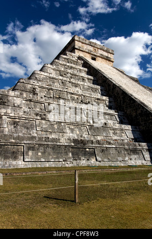 Vista Wide-Angle fino la Piramide Maya di Kukulkan a Chichen Itza, Yucatan, Messico. Foto Stock