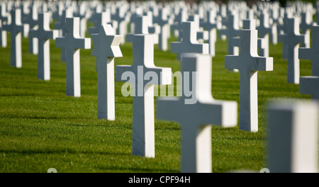 Righe della guerra bianca grave lapidi concentrandosi su di una stella di Davide grave alla sinistra della foto. Foto Stock