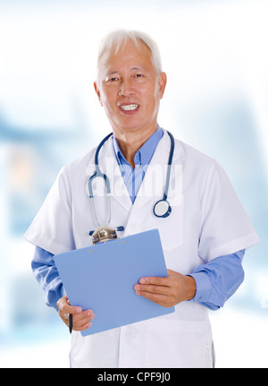 Asian senior maschio ritratto medico in ospedale Foto Stock