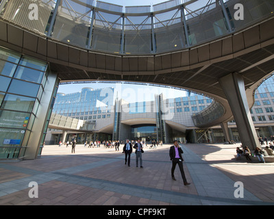 Edifici del Parlamento europeo a Bruxelles in Belgio, con molte persone al di fuori Foto Stock