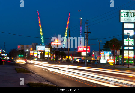 Twilight night shot dell'area turistica di International Drive in Orlando Florida con colorati di traffico e bungee jumping poli Foto Stock