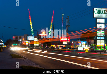 Twilight night shot dell'area turistica di International Drive in Orlando Florida con colorati di traffico e bungee jumping poli Foto Stock