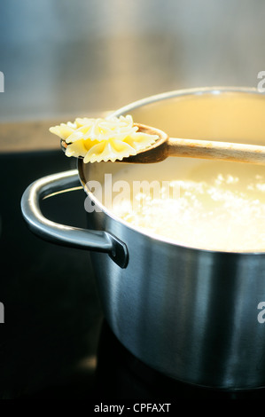 Cucinare fresco fafalle pasta italiana in cucina Foto Stock