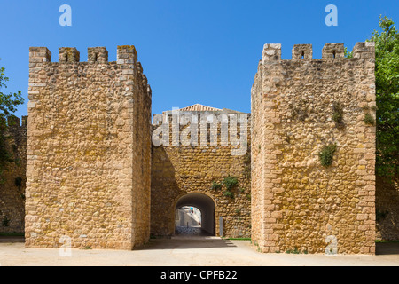 L'Arco de Sao Goncalo (Sao Goncalo Gate) nelle mura della Città Vecchia (Cidade Velha), Lagos, Algarve, PORTOGALLO Foto Stock