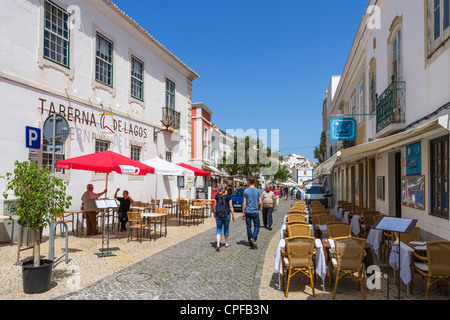 I ristoranti e i negozi di Rua 25 de Abril nella Città Vecchia (Cidade Velha), Lagos, Algarve, PORTOGALLO Foto Stock