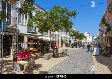 Negozi sulla Rua 25 de Abril nella Città Vecchia (Cidade Velha), Lagos, Algarve, PORTOGALLO Foto Stock