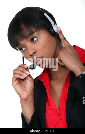 African American donna rispondendo alla hotline. Foto Stock