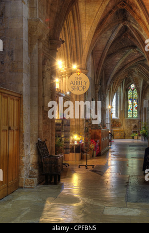 Interno di Tewkesbury Abbey che mostra il negozio di abbazia Foto Stock