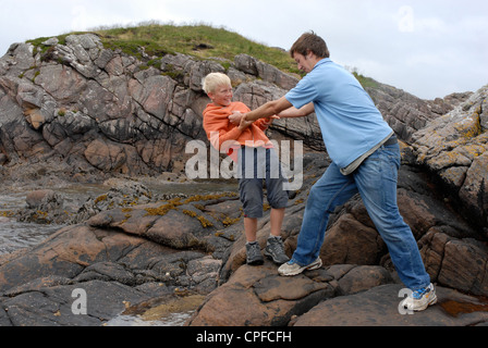 Ragazzi giocando sulla spiaggia, Scotland, Regno Unito Foto Stock