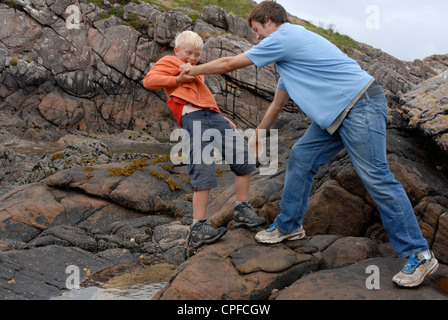 Ragazzi giocando sulla spiaggia, Scotland, Regno Unito Foto Stock