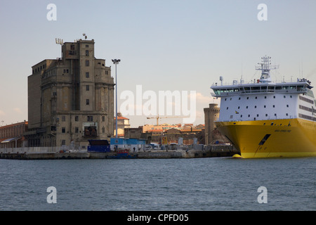 Il traffico marittimo, il porto di Livorno Foto Stock