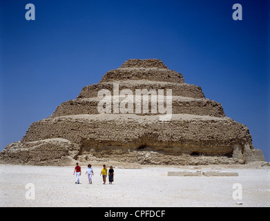 L'Egitto. Saqqara. Turisti alla piramide a gradini di Zoser. Foto Stock