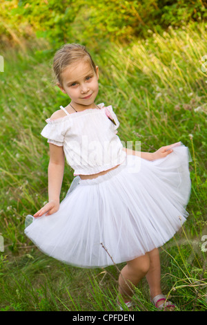 Bella ragazza nella foresta per esterno Foto Stock