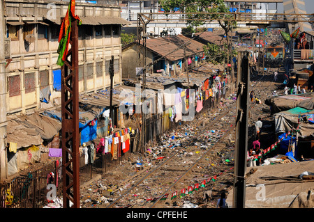 Baraccopoli a Bandra, stazione di Mumbai, India Foto Stock