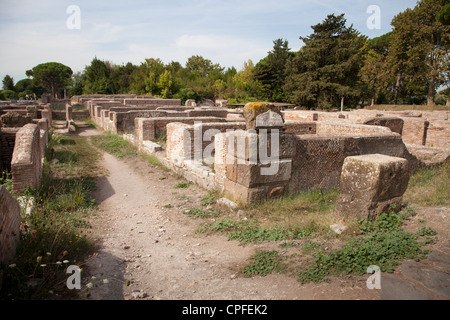 Via dei magazzini, depositi Republician presso l'antico porto romano rovina città di Ostia vicino Roma Foto Stock