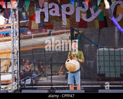 Un musicista di kora esibirsi sul palco anfiteatro all'annuale il porto di Bristol Festival in 2011 Foto Stock