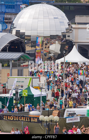 Vista di un affollato Millennium Square durante l annuale il porto di Bristol Festival in 2011 Foto Stock