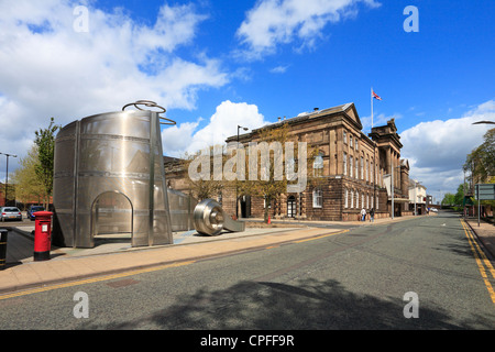 Un altro regalo acciaio inossidabile scultura da Liz Lemon fuori King's Hall, Stoke on Trent, Staffordshire, Inghilterra, Regno Unito. Foto Stock