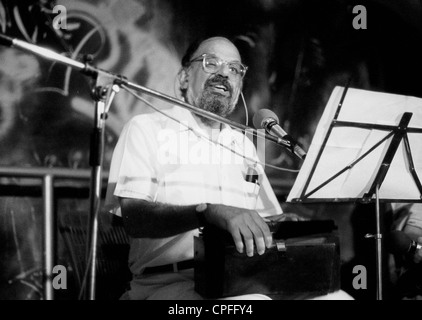 Allen Ginsberg leggendo la sua poesia. Archival foto scattata a Zagabria in Croazia, 1988. anno. Foto Stock