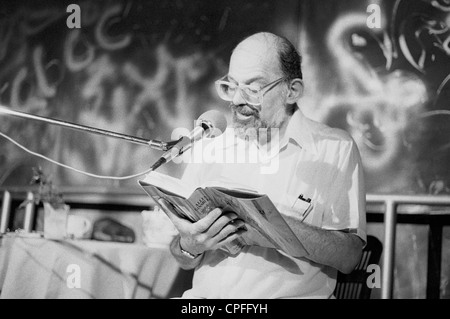 Allen Ginsberg leggendo la sua poesia. Archival foto scattata a Zagabria in Croazia, 1988. anno. Foto Stock