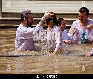 Chiesa russo-ortodossa battesimo cristiano, sulla banca israeliana del fiume Giordano, da Betania oltre il Giordano, Asia Occidentale Foto Stock