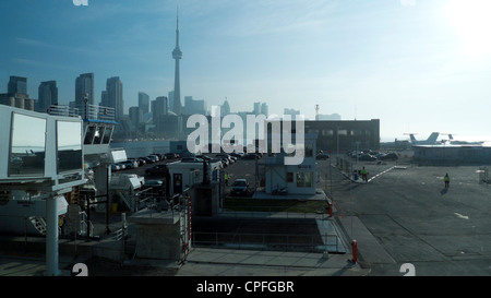 Parcheggio auto al traghetto per Billy Bishop Toronto City Airport e la mattina presto vista della skyline e la CN Tower Ontario Canada Foto Stock