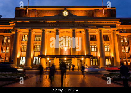 Wellington stazione ferroviaria centrale illuminata di crepuscolo, Homeward Bound pendolari motion sfocata. Foto Stock