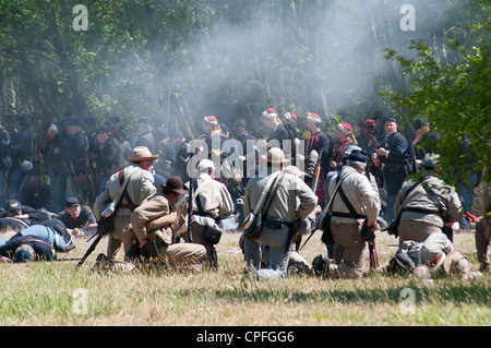 Esercito confederato soldati di attaccare il distacco Union Army, guerra civile rievocazione storica , Bensalem, Pennsylvania, STATI UNITI D'AMERICA Foto Stock