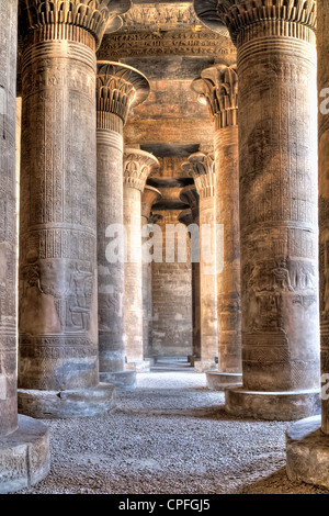 Hypostyle nel tempio di Khnum, Esna, Egitto Foto Stock